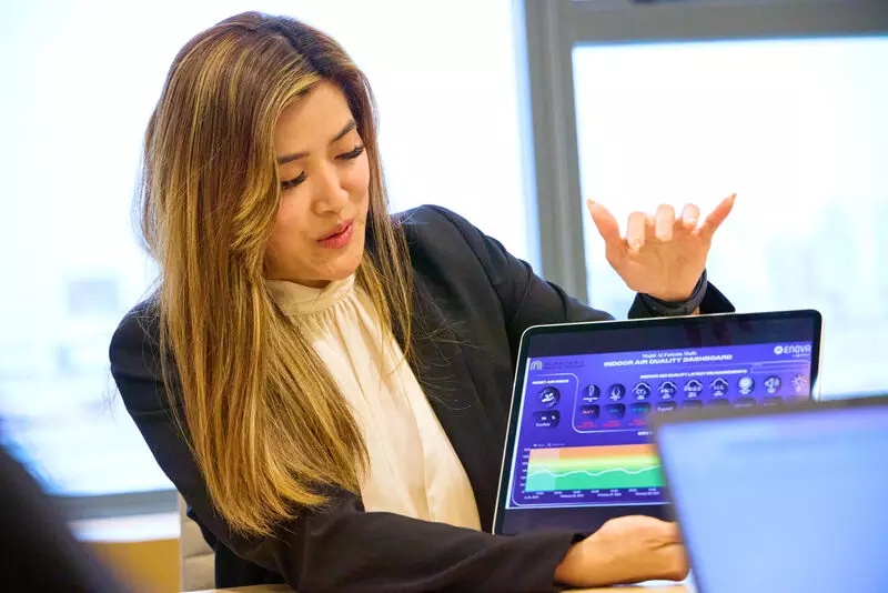 Employee Veolia showing a screen 